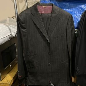 Excellent condition men’s grey wool/cashmere grey w/white pin Lori Piana suit